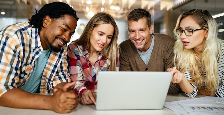 Successful company with happy employees in modern office Conheça a Sucesso